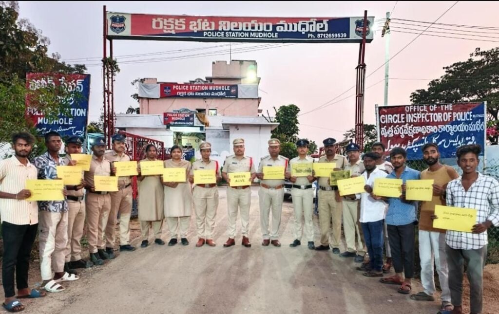 ట్రాఫిక్ నిబంధనలపై లాకాడులతో పోలీసుల ప్రచారం