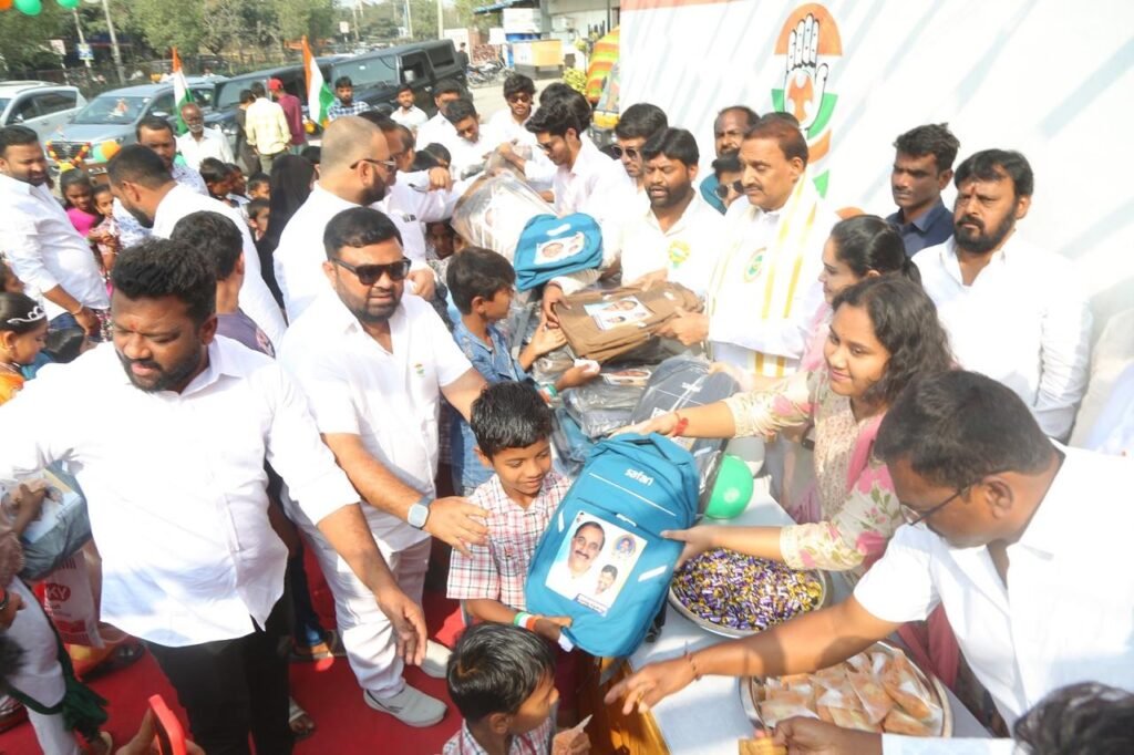 గణతంత్ర దినోత్సవ వేడుకల్లో బ్యాగులు పంచిన ఎమ్మెల్యే