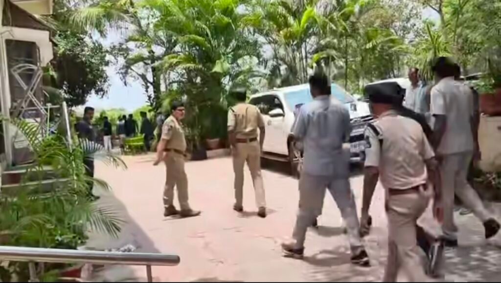 రిటైర్డ్ ఐపీఎస్ భార్య సునంద హత్య..?