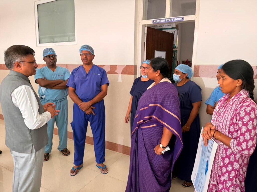 నిమ్స్ లో చికిత్స పొందుతున్న బాలికను పరమశించిన సీతక్క